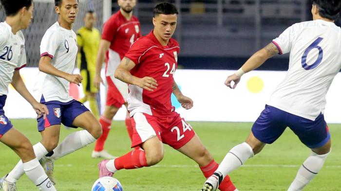 Pemain timnas indonesia Eliano Reijnders dijaga ketat pemain Taiwan saat laga FIFA Matchday yang berakhir dengan skor 6-0 berlangsung di Stadion Gelora Bung Tomo Surabaya, Jawa Timur, Jumat (5/9/2025) malam.(KOMPAS.COM/SUCI RAHAYU)