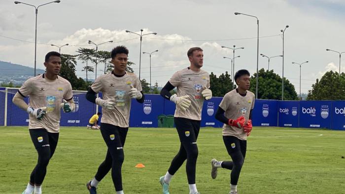 LATIHAN - Jajaran Kiper Persib kembali berlatih di lapangan pendamping kawasan Gelora Bandung Lautan Api (GBLA), Kota Bandung, Rabu (25/3/2026). Teja Paku Alam, Fitrah Maulana, Adam Przybek, dan Muhammad Rhaka, tampak tengah berlari.