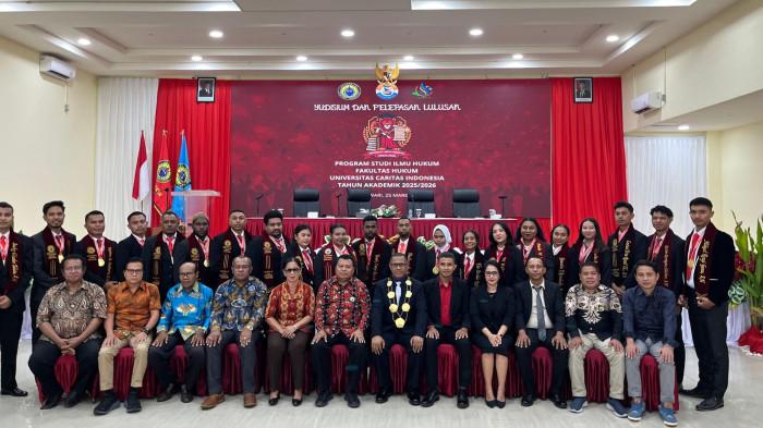 Momen Rektor UNCRI Manokwari, Prof Roberth KR Hammar, bersama 50 lulusan perdana program studi Ilmu Hukum dalam acara Yudisium di Manokwari, Rabu (25/3/2026)