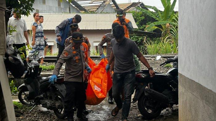WARGA TERTABRAK KERETA - Petugas kepolisian mengevakuasi jasad korban diduga tertabrak kereta api di kawasan Limau Manis Selatan, Kecamatan Pauh, Kota Padang, Sumatera Barat, Rabu (25/3/2026).