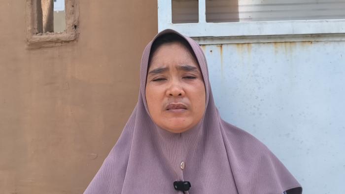 WARGA TERTABRAK KA- Warga bernama Asmit Yulita (41), memberikan keterangan saat ditemui di Perumahan Fakrisindo Ulu 3 Gadut, RT 06, Limau Manis Selatan, Kecamatan Pauh, Kota Padang, Rabu (25/3/2026). Asmit sebut korban merupakan sosok baik, ramah dan rajin beribadah.