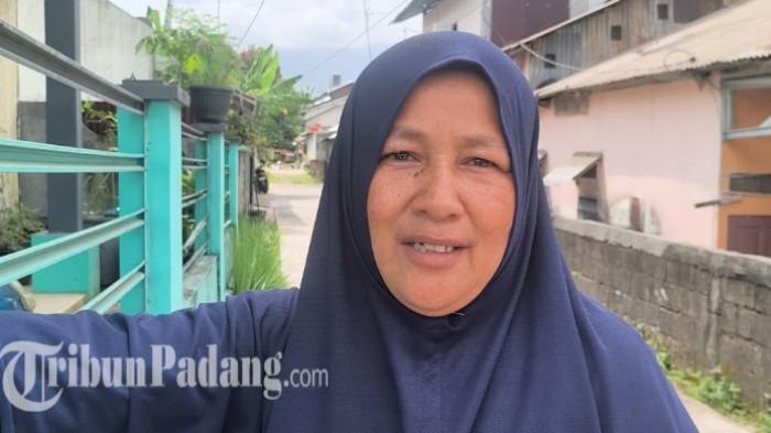 KORBAN TABRAKAN KERETA - Warga, Ernawati saat memberikan keterangan di kawasan perumahan Fakrisindo, Limau Manis Selatan, Kecamatan Pauh, Kota Padang, Rabu (25/3/2026) pukul 10:05 WIB. Ernawati mengaku sempat mendengar jeritan saat ia tertidur, ternyata ada jasad korban kecelakaan kereta api pagi harinya.