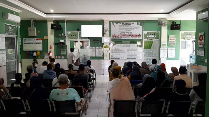ANTRE BEROBAT - Sejumlah warga mengantre di ruang tunggu UPT Puskesmas Manggar, Belitung Timur pada hari pertama kerja pasca libur Lebaran, Rabu (25/3/2026). Memasuki H+4 Idulfitri, kunjungan pasien terpantau meningkat, dominan mengeluhkan penyakit seperti batuk, pilek serta kontrol kadar kolesterol.