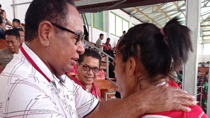 Ketua KONI NTT, Josef Nae Soi ketika memberikan motivasi buat Atlet cabang kickboxing PON XXI Aceh-Sumut 2024 dari Provinsi NTT, Susanti Ndapataka