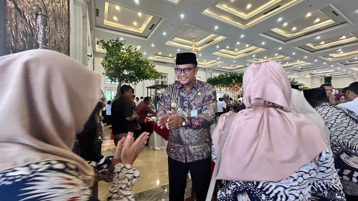LEBARAN PEMKAB KLATEN - Bupati Klaten Hamenang Wajar Ismoyo bersama jajaran pejabat menerima tamu dalam halalbihalal 2026 yang menekankan kolaborasi lintas sektor, pada Rabu (25/3/2025) di Grha Bung Karn, Klaten.