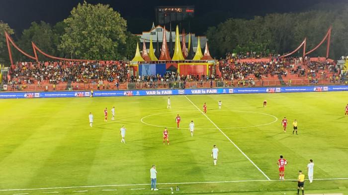 SEMEN PADANG FC: Pemain Semen Padang FC berusaha melewati hadangan pemain PSIM Yogyakarta dalam laga pekan ke-24 BRI Super League 2025/2026 di Stadion Haji Agus Salim, Padang, Rabu (4/3/2026) malam. Kedua tim harus puas berbagi poin setelah bermain imbang tanpa gol.