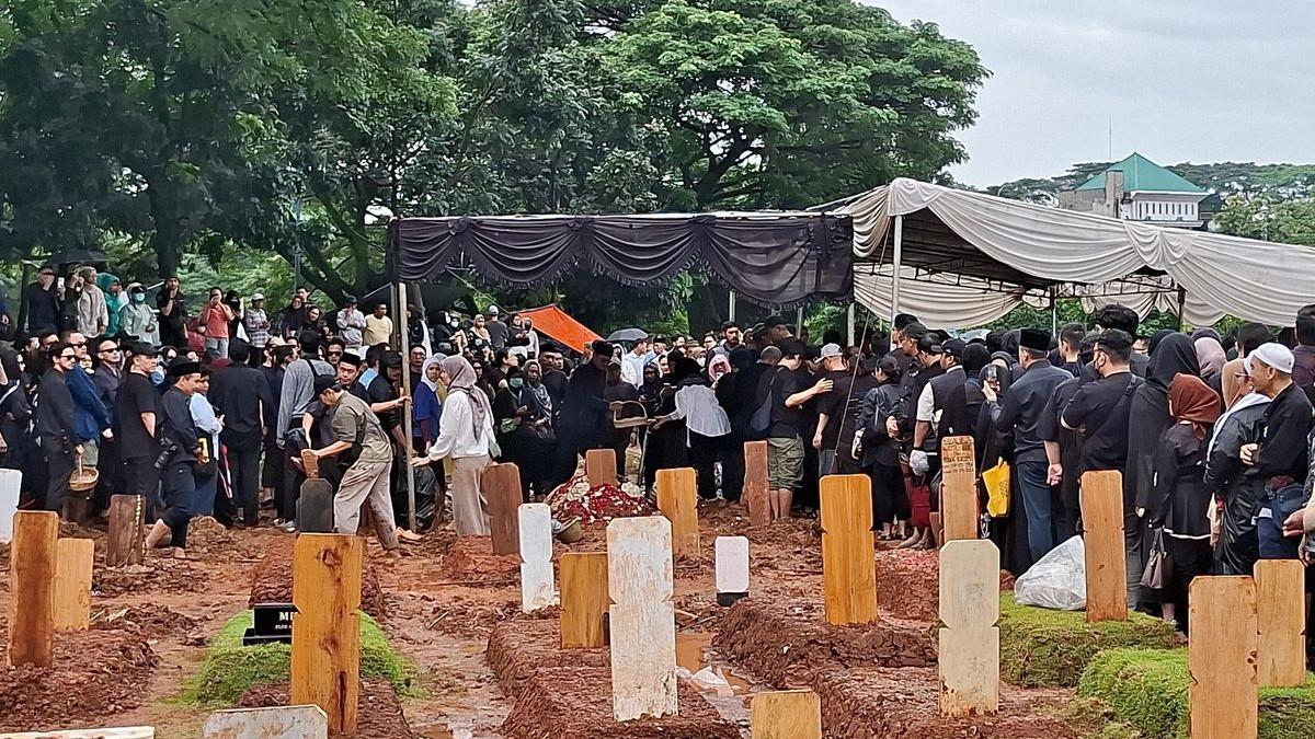 Bunga di makam Vidi Aldiano sering hilang tiap sore. Keluarga sempat bingung, ternyata ini alasan sebenarnya!