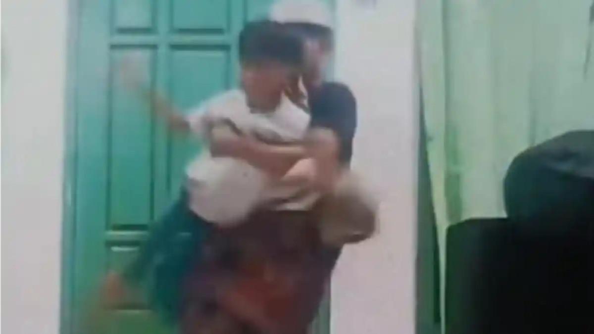 Guru ngaji di Probolinggo aniaya bocah gara-gara tak sengaja menggores mobil kyai.