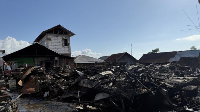MUSIBAH KEBAKARAN - Kebakaran yang melanda kawasan padat penduduk di Kelurahan Singkil 1, Lingkungan 6 dan 7, Kecamatan Singkil, Kota Manado, Sulawesi Utara, mengakibatkan belasan kepala keluarga (KK) terdampak.