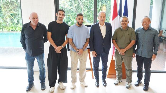 Dua pemain PERSIB asal Prancis, Andrew Jung dan Layvin Kurzawa mengaku senang bisa menghadiri undangan silaturahmi dengan Duta Besar Prancis untuk Indonesia, Timor Leste dan ASEAN, Fabien Penone, di Jakarta Pusat, Selasa, 24 Maret 2026. Dalam kesempatan tersebut, Jung dan Kurzawa datang bersama Chief Executive Officer (CEO) PT PERSIB Bandung Bermartabat, Glenn T. Sugita, dan Wali Kota Bandung, Muhammad Farhan.