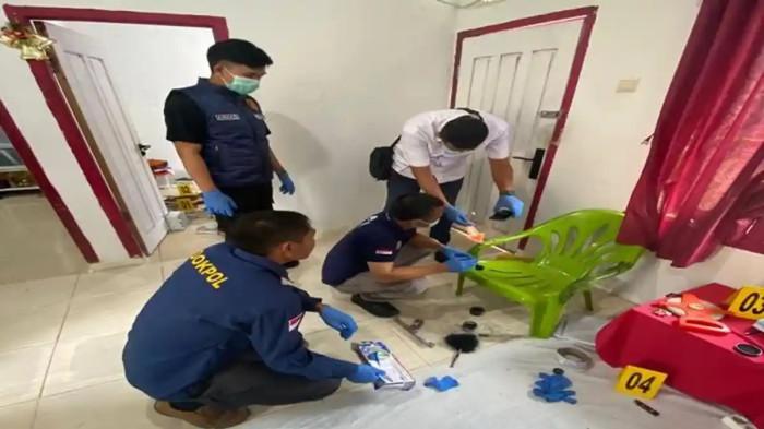 OLAH TKP -- Petugas kepolisian melakukan olah tempat kejadian perkara (TKP) di rumah kontrakan korban di Perumahan Bukit Berlian, Muaradua, Rabu (25/3/2026). Secara kasat mata, korban ditemukan dengan luka di bagian leher yang diduga akibat benda tajam dan masih dalam penyelidikan. 