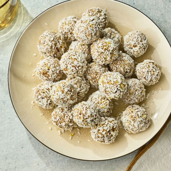 नो-ॲडेड-शुगर लिंबू ड्रॉप एनर्जी बॉल्सची रेसिपी इमेज क्रेडिट: छायाचित्रकार: ग्रेग डुप्री, फूड स्टायलिस्ट: चेल्सी झिमर, प्रॉप स्टायलिस्ट: क्रिस्टीना डेली.