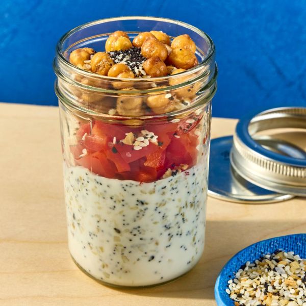 बेल मिरची आणि चणे सह सर्व काही बेगल कॉटेज चीज स्नॅक जारची रेसिपी प्रतिमा क्रेडिट: छायाचित्रकार: जेन कॉसी, फूड स्टायलिस्ट: चेल्सी झिमर, प्रॉप स्टायलिस्ट: क्लेअर स्पोलेन