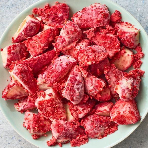 लिंबू-स्ट्रॉबेरी फ्रोझन योगर्ट बाइट्सची रेसिपी इमेज क्रेडिट: छायाचित्रकार: ग्रेग डुप्री, फूड स्टायलिस्ट: चेल्सी झिमर, प्रॉप स्टायलिस्ट: क्रिस्टीना डेली.