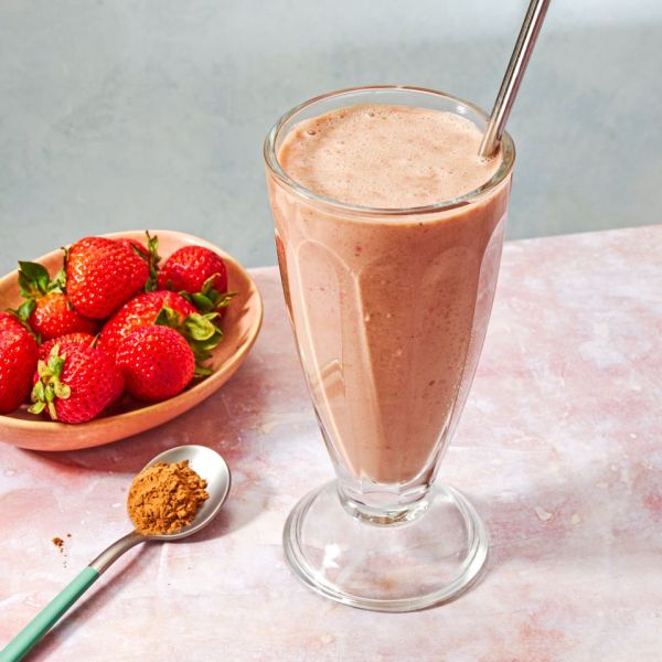 चॉकलेट-स्ट्रॉबेरी प्रोटीन शेकचा रेसिपी फोटो क्रेडिट: छायाचित्रकार: अली रेडमंड.