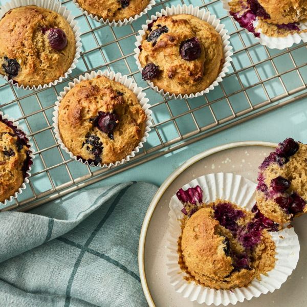 नो-ॲडेड-शुगर ब्लूबेरी मफिन्सची रेसिपी इमेज. क्रेडिट: छायाचित्रकार: ग्रेग डुप्री, फूड स्टायलिस्ट: चेल्सी झिमर, प्रॉप स्टायलिस्ट: क्रिस्टीना डेली.