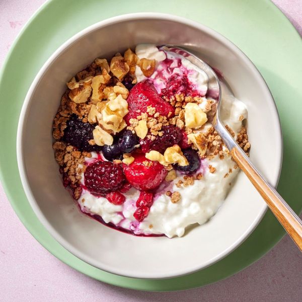 कुरकुरीत बेरी बाऊलचा रेसिपी फोटो क्रेडिट: छायाचित्रकार: ग्रँट वेबस्टर, फूड स्टायलिस्ट: लॉरेन मॅकअनेली, प्रॉप स्टायलिस्ट: गॅब्रिएल ग्रेको