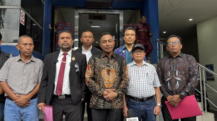 Kuasa Hukum dan Keluarga almarhum Ermanto Usman, pensiunan JICT yang tewas di kediamannya di Pondok Gede, Bekasi, awal Maret lalu, mendatangi SPKT Polda Metro Jaya untuk mengajukan Laporan Kepolisian (LP) baru, Rabu (25/3/2026).