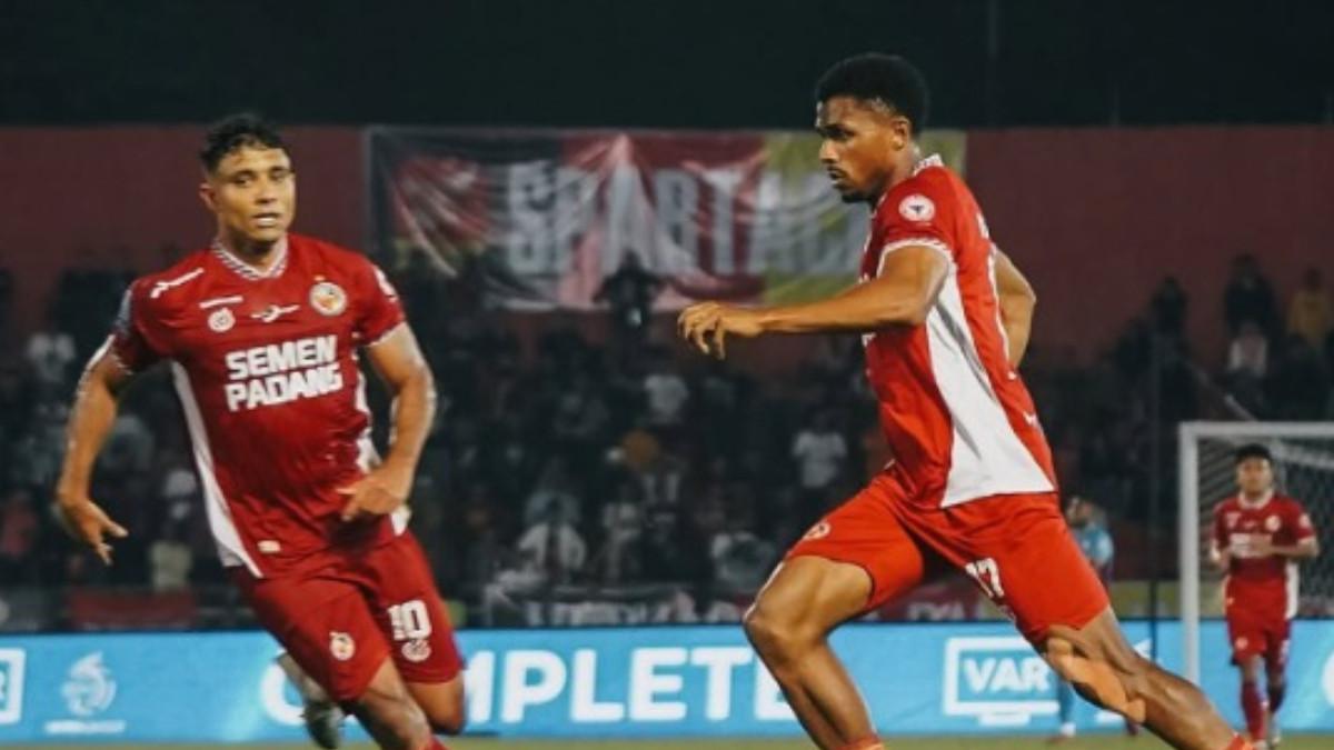 Aksi laga penggawa Semen Padang di putaran kedua Super League 2025/2026 di Stadion Haji Agus Salim, Padang