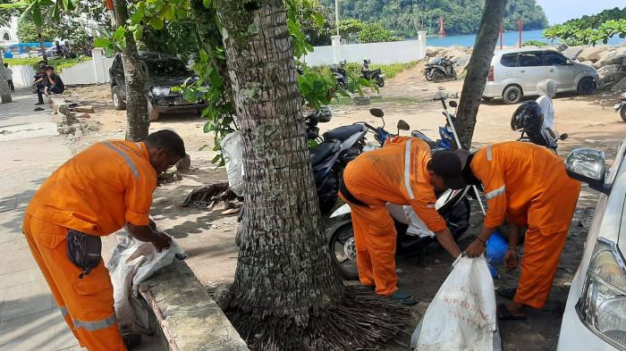 SAMPAH- Dinas Lingkungan Hidup (DLH) Kota Padang harus bekerja ekstra keras menangani lonjakan sampah di kawasan objek wisata Pantai Padang, Rabu (25/3/2026).