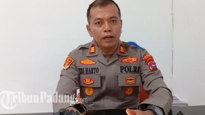 TERTEMPER KERETA - Kapolsek Pauh AKP Edi Harto memberikan keterangan terkait kasus pria tewas diduga tertemper kereta api di kawasan Limau Manis Selatan, Kecamatan Pauh, Kota Padang, Rabu (25/3/2026). Polisi akan memeriksa sejumlah saksi serta masinis kereta untuk mendalami penyebab kejadian.