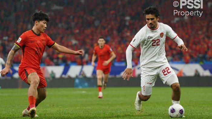 Pemain Timnas Indonesia, Nathan Tjoe-A-On (kanan) saat berusaha melewati penjagaan pemain China, Xie Wenneng (kiri) pada pertandingan Grup C Babak 3 Kualifikasi Piala Dunia 2026 zona Asia di Qingdao Youth Football Stadium, Selasa (15/10/2024).