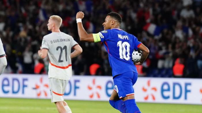 SELEBRASI - Pesepak bola timnas Prancis, Kylian Mbappe melakukan selebrasi setelah mencetak gol ke gawang Islandia pada lanjutan Kualifikasi Piala Dunia 2026 zona Eropa, Rabu (10/9/2025) dini hari WIB.