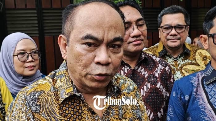 SILATURAHMI. Budi Arie dan sejumlah tokoh relawan Pro Jokowi (Projo) sambangi rumah kediaman Presiden RI Ke-7 Joko Widodo di Solo pada Rabu (25/3/2026). Dia menyebut hanya sekedar bersilaturahmi.