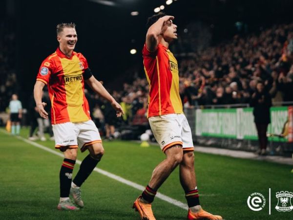 Dean James (kanan) berselebrasi dengan gestur hormat usai mencetak gol solo run indah saat Go Ahead Eagles menang atas Feyenoord di Liga Belanda (9/11/2025).