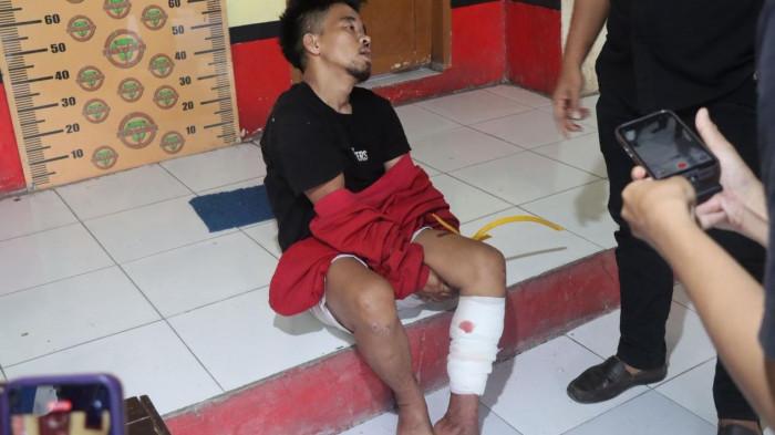 KASUS PEMERKOSAAN - Pelaku begal dan rudapaksa seorang kurir perempuan inisial SR (23) di Kabupaten Mamuju Tengah, Sulawesi Barat, Darwin (29) diringkus polisi, Selasa (24/3/2026). Pelaku ditangkap di daerah Jembatan Bolong saat ingin kabur ke arah Majene menaiki mobil penumpang.