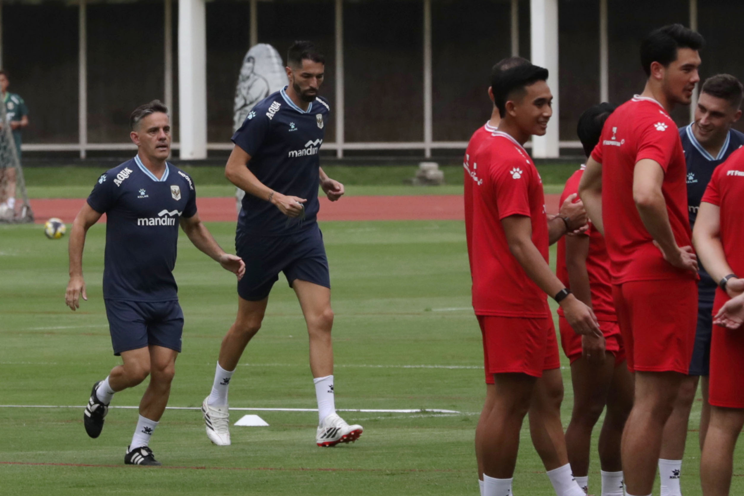 LATIHAN - Pelatih Timnas Indonesia John Herdman (kiri) memberi instruksi saat memimpin latihan Timnas Indonesia di Stadion Madya Gelora Bung Karno, Jakarta, Selasa (24/3/2026). Latihan tersebut dilakukan jelang laga di FIFA Series 2026. TRIBUNNEWS/IRWAN RISMAWAN