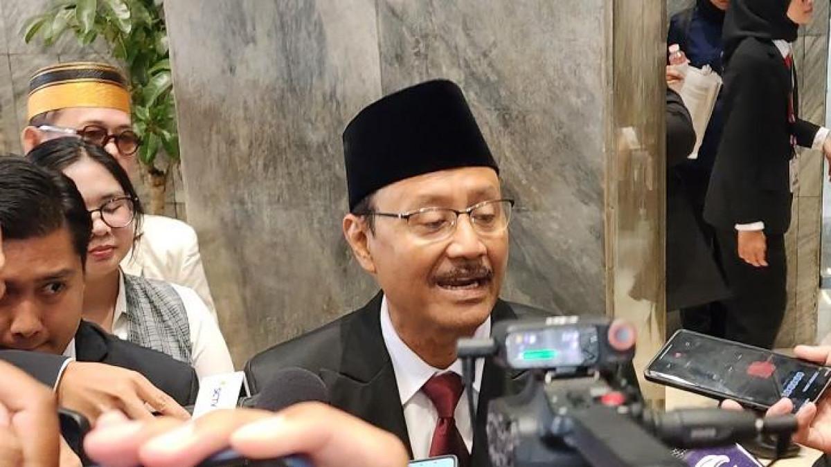 KERJA PASCA LEBARAN - Menteri Sosial Saifullah Yusuf atau Gus Ipul sedang bertemu awak media.