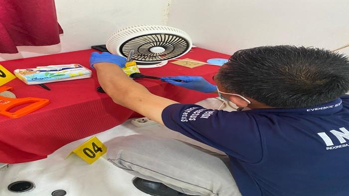 PEMBUNUHAN -- Polisi melakukan olah TKP lokasi pembunuhan Maria Simaremare (38), staf Sekretariat Bawaslu OKU Selatan yang ditemukan tewas digorok di kosannya di Perumahan Bukit Berlian, Desa Pelangki, Kecamatan Muaradua, Rabu (25/3/2026) pagi. Terungkap bahwa sepeda motor Honda BeAT, sebuah laptop, serta dua unit telepon genggam milik korban hilang.