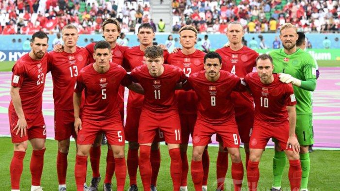 Para pemain Denmark berpose sebelum pertandingan sepak bola Grup D Piala Dunia 2022 Qatar antara Denmark vs Tunisia di Education City Stadium di Al-Rayyan, barat Doha. Selasa (22/11/2022).