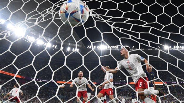 Bek Timnas Denmark, Andreas Christensen (kanan) mencetak gol pertama timnya dalam laga sepak bola Grup D Piala Dunia 2022  antara Prancis melawan Denmark di Stadion 974, di Doha, Qatar, Sabtu (26/11/2022) malam.