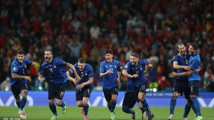 Para pemain Italia merayakan kemenangan setelah memenangkan pertandingan sepak bola semifinal UEFA EURO 2020 antara Italia dan Spanyol di Stadion Wembley di London pada 6 Juli 2021.