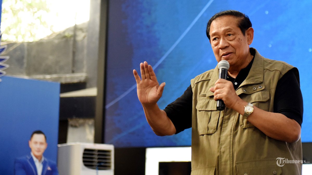 SBY MELUKIS - Ketua Majelis Tinggi Partai Demokrat Susilo Bambang Yudhoyono (SBY) memberikan sambutan saat menghadiri perayaan HUT Ke-24 Partai Demokrat di DPP Partai Demokrat, Menteng, Jakarta Pusat, Selasa (9/9/2025). Dalam perayaan HUT Ke-24 Partai Demokrat tersebut, SBY menyerahkan lukisan yang bertemakan Only The Strong itu untuk dipasang di DPP Partai Demokrat sebagai simbol semangat perjuangan partai. Warta Kota/Yulianto