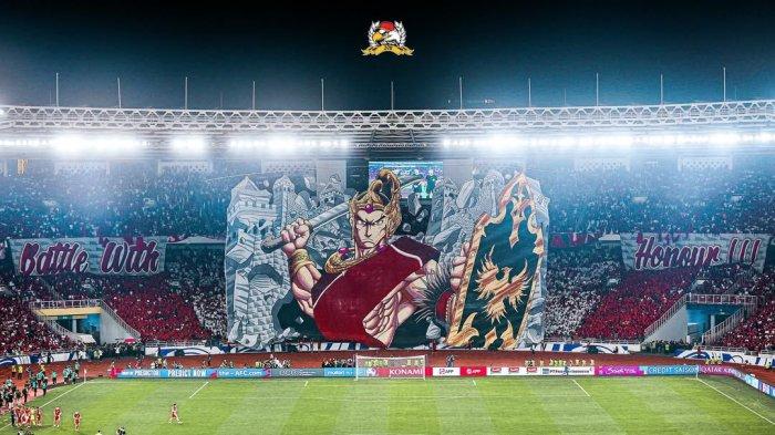 KOREOGRAFI SPEKTAKULER - Koreografi spektakuler bertema “Gatot Kaca Penghancur Tembok China” karya La Grande Indonesia mewarnai kemenangan Timnas Indonesia atas China di Stadion Utama Gelora Bung Karno (SUGBK), Jakarta, Kamis (5/6/2025). Karya koreografi tersebut bermodalkan dana Rp 200 juta. 