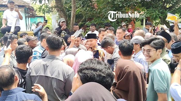 Wapres RI Gibran Rakabuming Raka saat berada di Jalan Dukuh Gendol, Desa Mojokerto