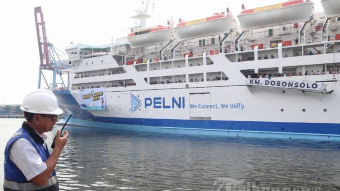 KAPAL PELNI - Kapal Pelni KM Dobonsolo bersiap berlabuh di Pelabuhan Tanjung Priok, Jakarta, Minggu (14/4/2024).