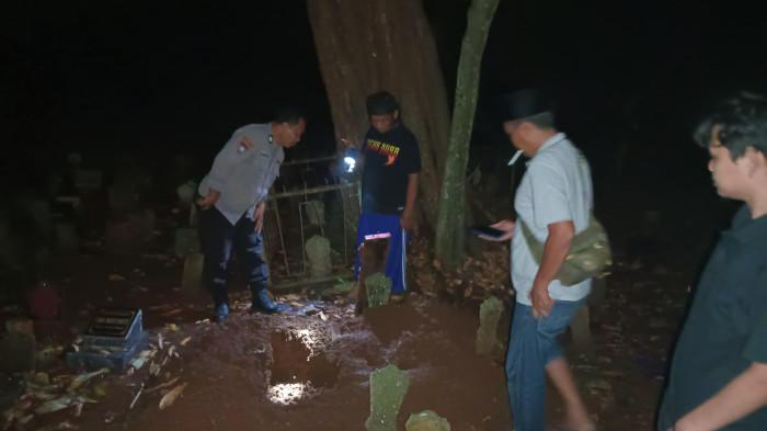 PENCURIAN MAKAM - Warga Desa Sumberarum, Kecamatan Dander, Kabupaten Bojonegoro, digegerkan oleh aksi percobaan pencurian jenazah di area pemakaman Islam setempat. 