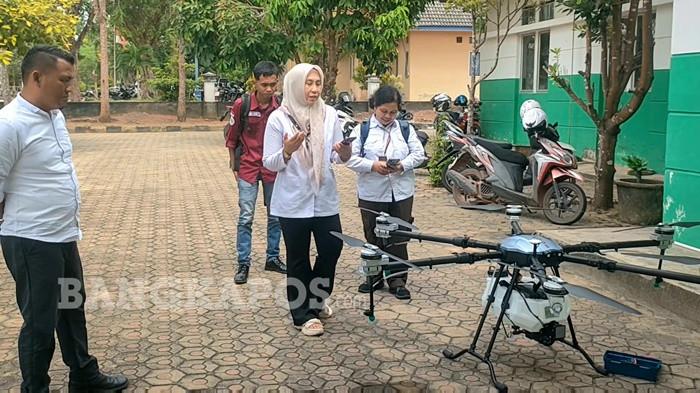 DRONE PERTANIAN -- Sejumlah pegawai dari Dinas Pertanian, Pangan dan Perikanan Kabupaten Bangka Selatan ketika melakukan pengecekan drone di kantor dinas setempat, Kamis (26/3/2026). Drone tersebut nantinya akan digunakan guna mendukung sektor pertanian.