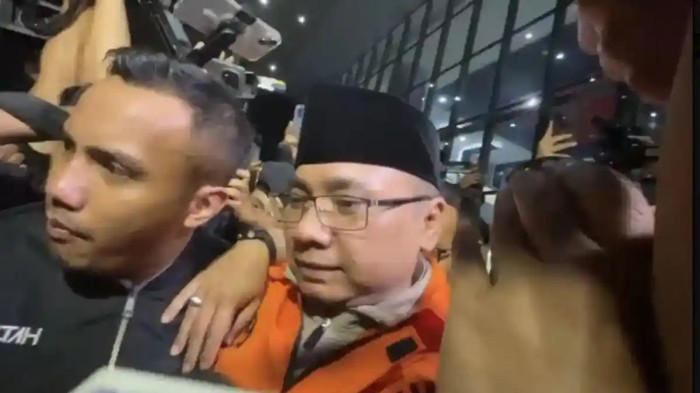 DITAHAN KPK - Mantan Menteri Agama RI, Yaqut Cholil Qoumas, resmi ditahan Komisi Pemberantasan Korupsi (KPK) Kamis (12/3/2026). KPK membantah pernyataan mantan Menteri Agama Yaqut Cholil Qoumas yang mengaku tidak menerima dana korupsi, dengan mengungkapkan temuan bukti aliran fee besar dari Penyelenggara Ibadah Haji Khusus (PIHK).