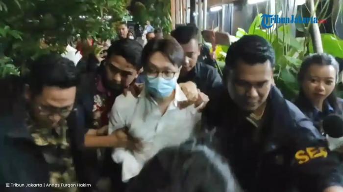 DITANGKAP - Tersangka kasus dugaan pelanggaran perlindungan konsumen, Dokter Richard Lee, resmi ditahan di Rutan Polda Metro Jaya, Jakarta Selatan, Jumat (6/3/2026) malam.