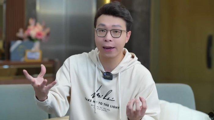 JADI TERSANGKA - Dokter Richard Lee dalam tayangan Youtube pribadinya