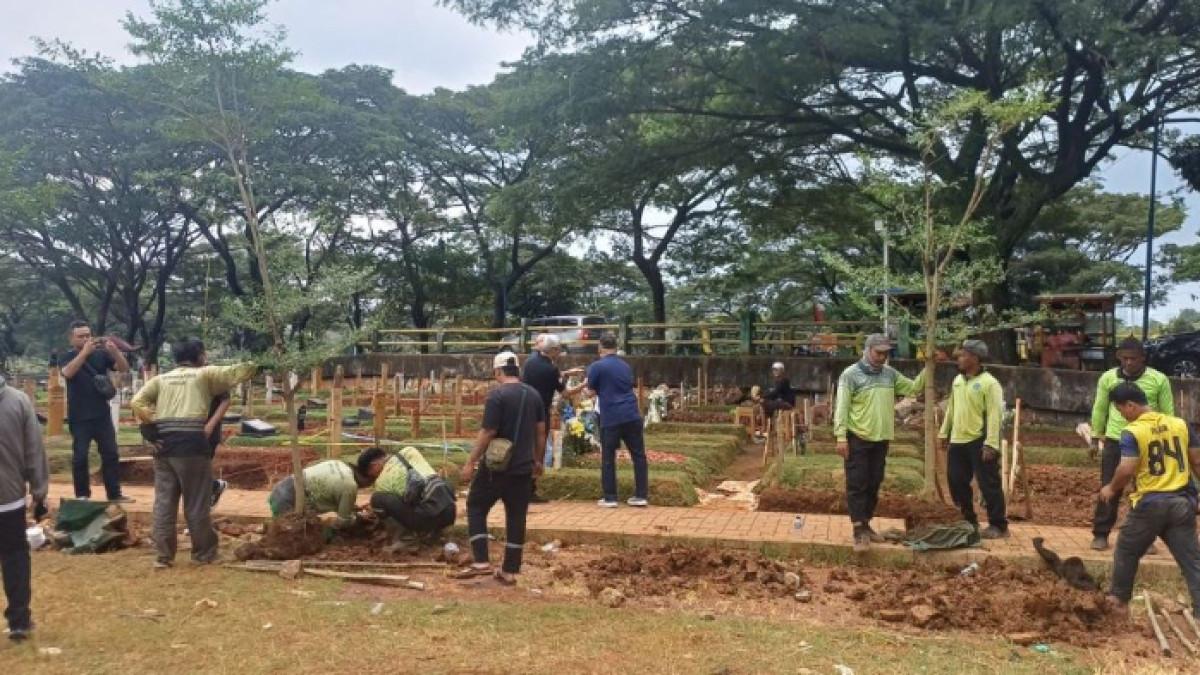 MAKAM VIDI ALDIANO - Vidi Aldiano dimakamkan pada Minggu (8/3/2026). Kini area makamnya mulai ditanami pohon.