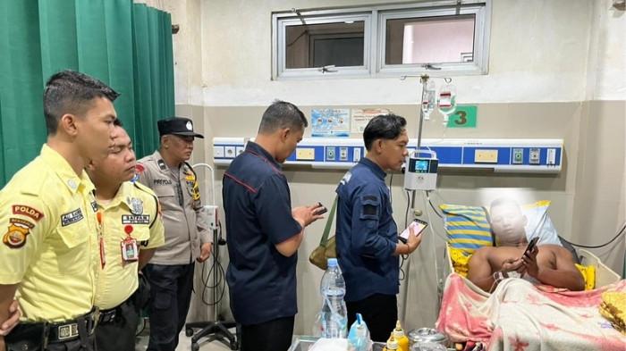 BAKAR MANTAN-Aksi kekerasan brutal terjadi di sebuah rumah kos di Kota Bengkulu pada Rabu (25/3/2026) dini hari sekitar pukul 03.00 WIB.Seorang instruktur gym, Ahmad Nugroho (29), mengalami luka bakar serius setelah diduga disiram bahan bakar minyak (BBM) jenis pertalite lalu dibakar oleh mantan pacarnya sendiri yang diduga tidak terima hubungan asmara mereka berakhir