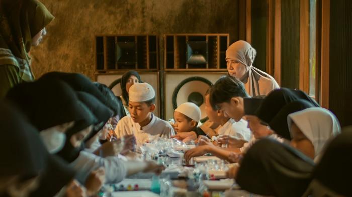 BUKA PUASA- Suasana buka puasa umat muslim yang penuh kehangatan.