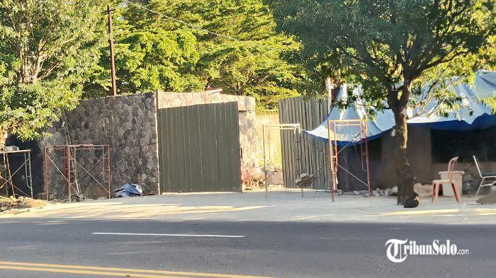 RUMAH PENSIUN JOKOWI - Situasi pembangunan rumah pensiun Presiden RI ke-7, Joko Widodo, di Jalan Adi Sucipto, Kecamatan Colomadu, Kabupaten Karanganyar, Kamis (12/3/2026). Pembangunan rumah ini dimulai pertengahan 2024 dan diproyeksikan rampung sekitar 2026.