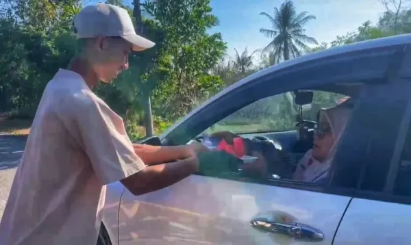 Berbagi semangka untuk pemudik yang terjebak macet.